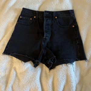 Levi’s Ribcage shorts in black size 27